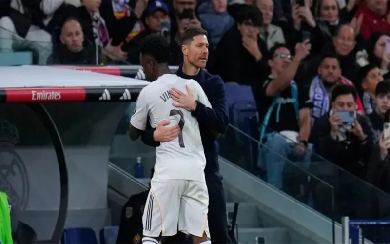 رأي صريح.. محلل إسباني يتهم ريال مدريد بتفضيل فينيسيوس على ألونسو